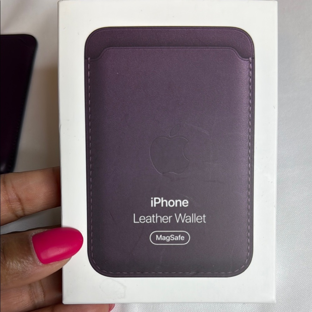 iPhone FineWoven Wallet with MagSafe - Blackberry